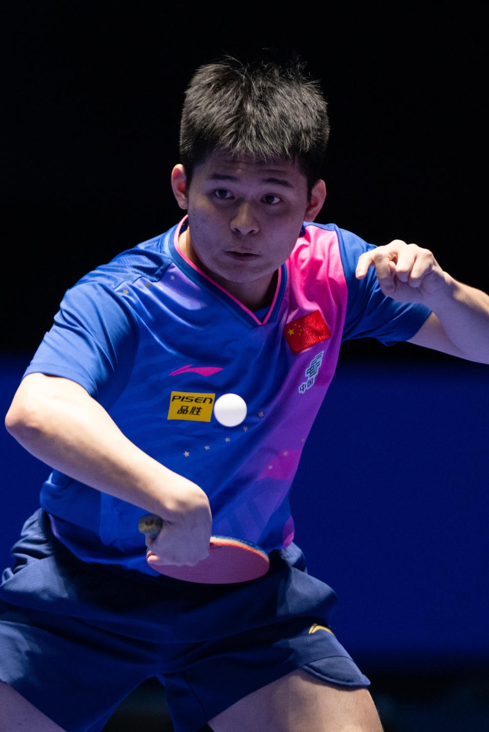 天空体育：伊萨克提前离开训练场，抵达机场准备出发前往瑞典